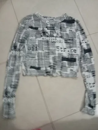 Camiseta manga larga estampado periódico talla M