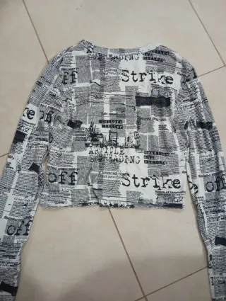 Camiseta manga larga estampado periódico talla M