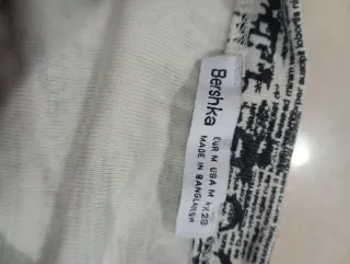 Camiseta manga larga estampado periódico talla M