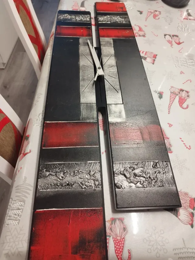 Reloj de pared moderno negro y rojo