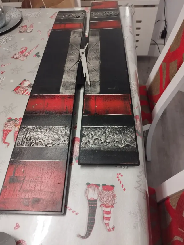 Reloj de pared moderno negro y rojo