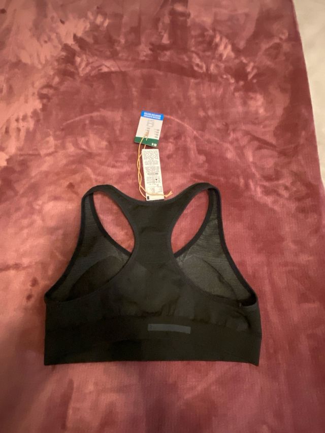 Top deportivo negro nuevo