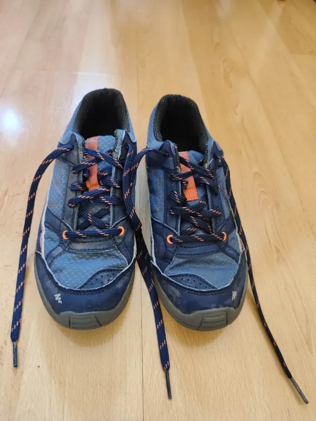 Zapatillas de montaña azules y naranjas