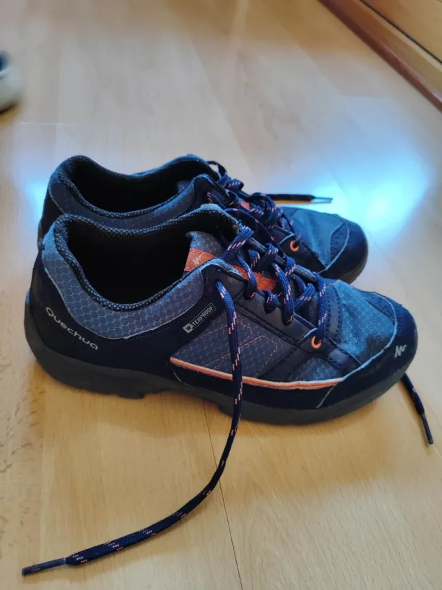 Zapatillas de montaña azules y naranjas