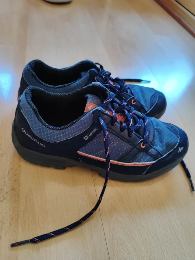 Zapatillas de montaña azules y naranjas