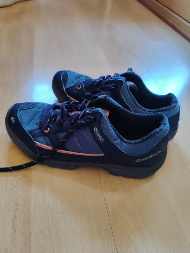 Zapatillas de montaña azules y naranjas