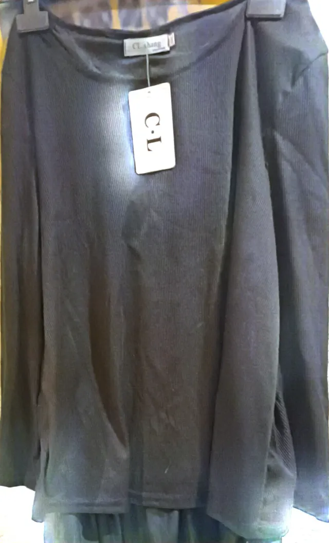 Camiseta asimétrica C.L. negra