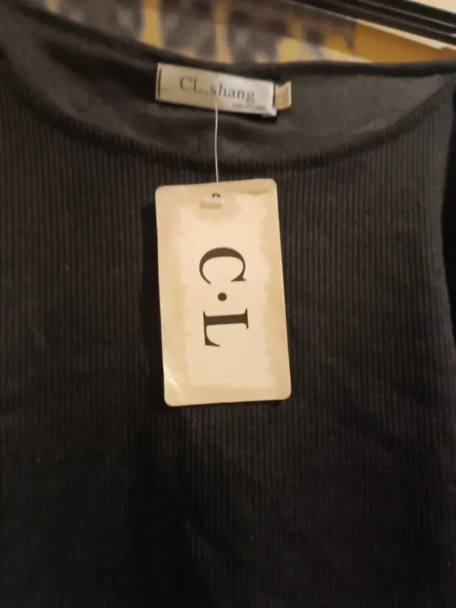 Camiseta asimétrica C.L. negra