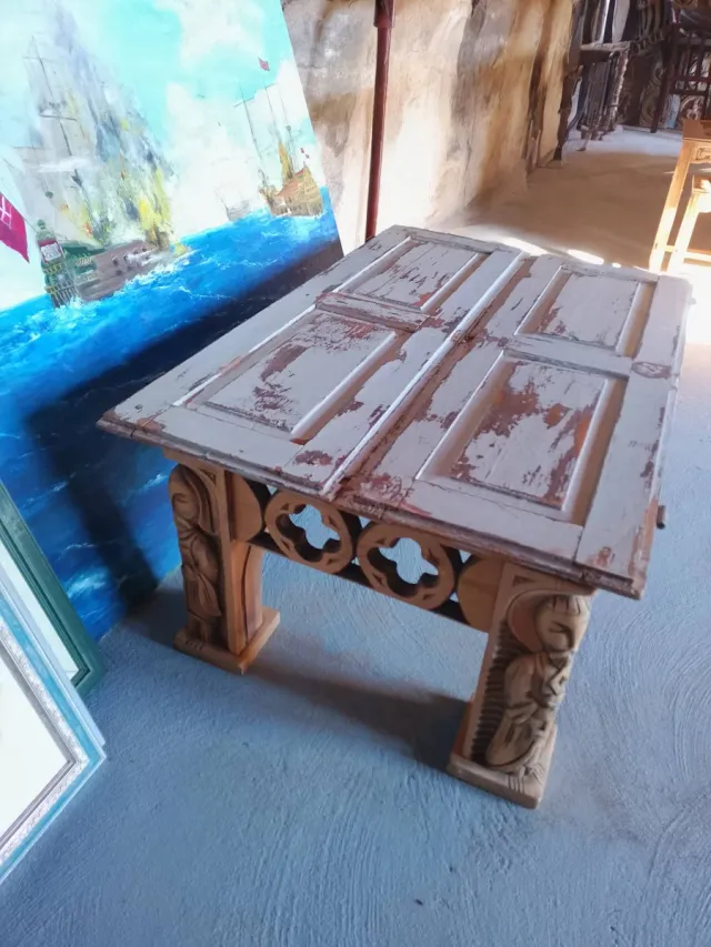 Mesa centro artesanal tallada madera y postigos