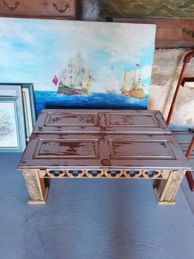 Mesa centro artesanal tallada madera y postigos