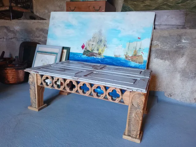 Mesa centro artesanal tallada madera y postigos