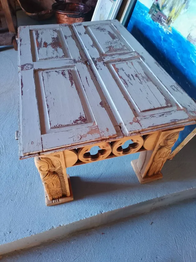 Mesa centro artesanal tallada madera y postigos