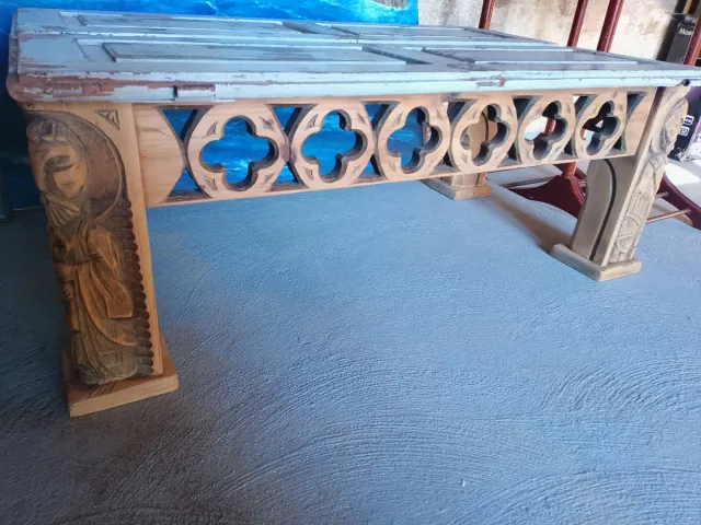 Mesa centro artesanal tallada madera y postigos