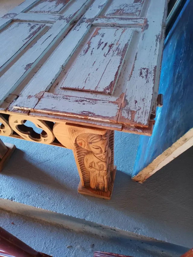 Mesa centro artesanal tallada madera y postigos