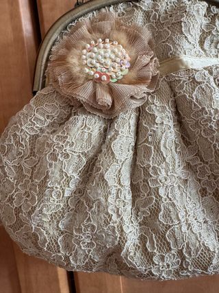 Bolsitos de ceremonia beige y dorado