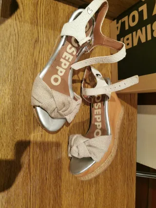 Sandalias cuña madera  Gioseppo beige y plata