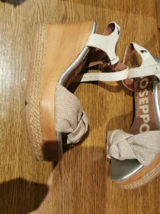 Sandalias cuña madera  Gioseppo beige y plata