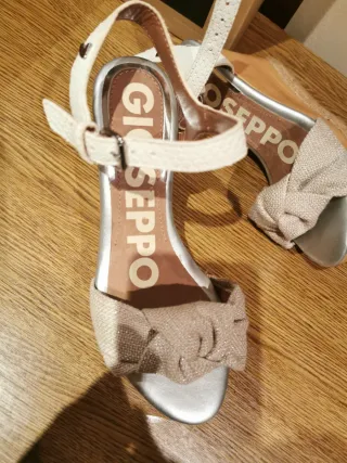 Sandalias cuña madera  Gioseppo beige y plata