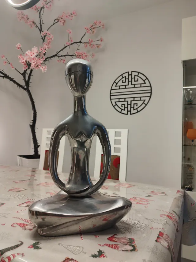 Figura decorativa metálica plateada