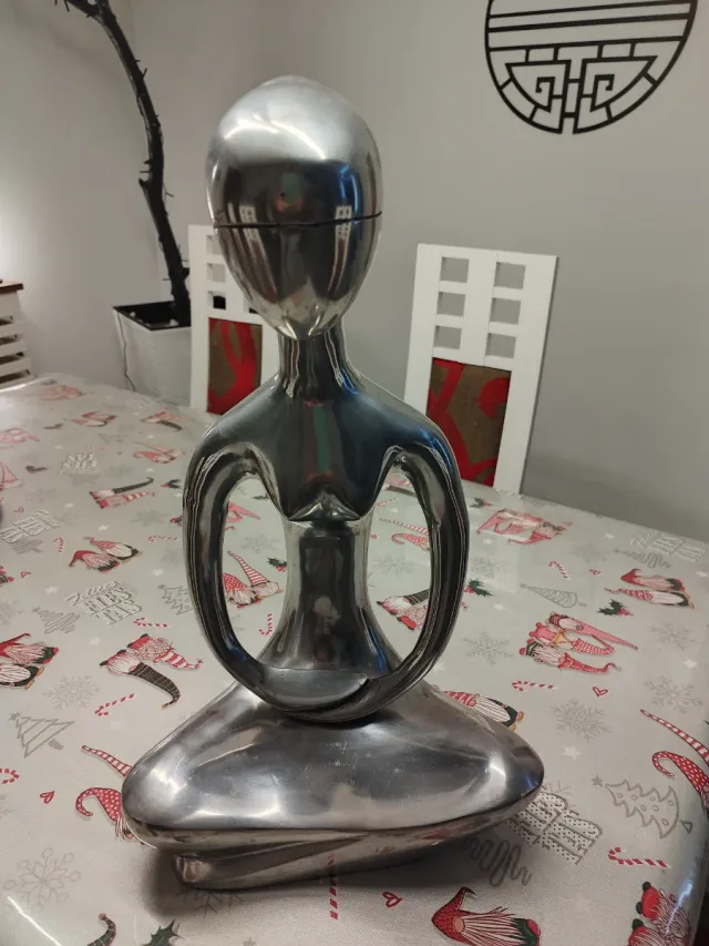 Figura decorativa metálica plateada