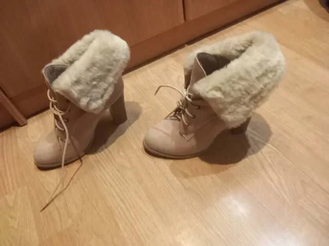 Botas beige con pelo