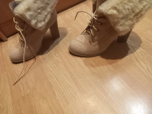 Botas beige con pelo