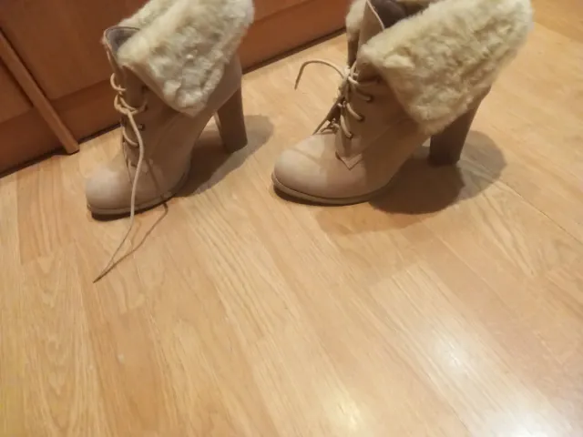 Botas beige con pelo