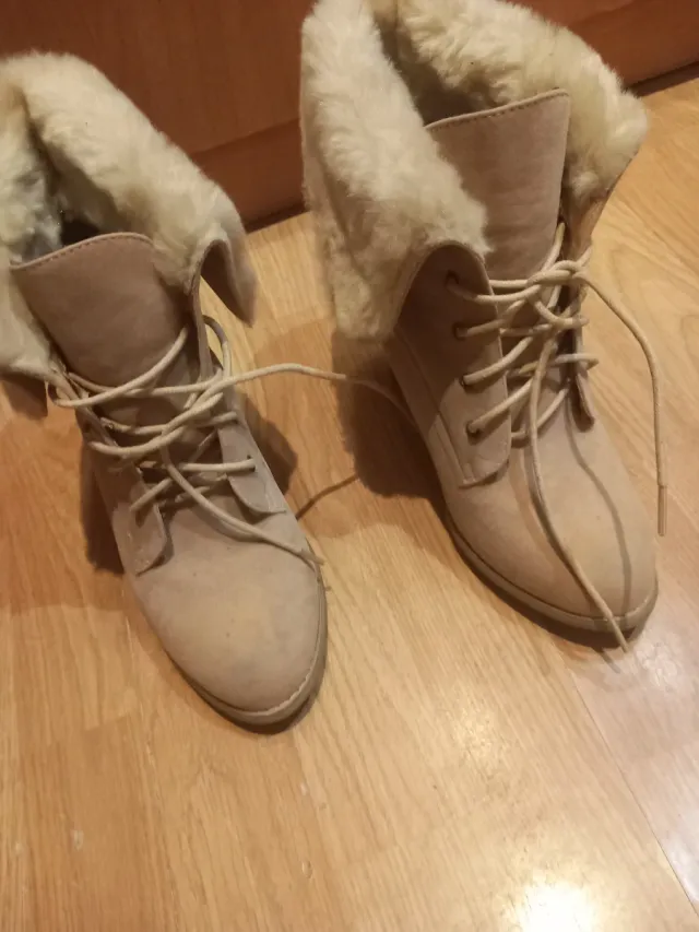 Botas beige con pelo