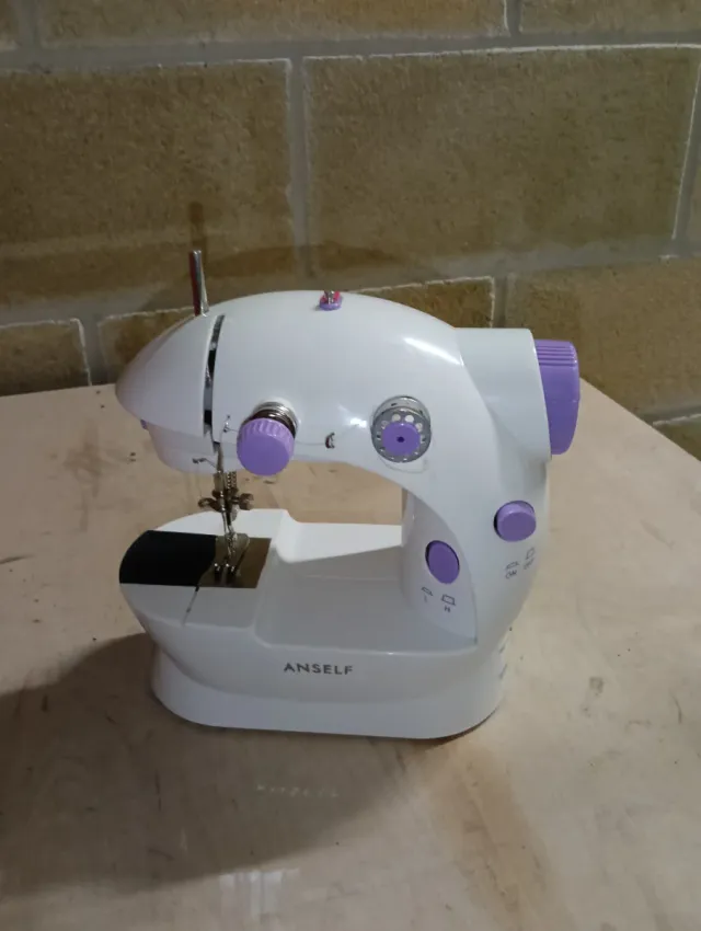 Mini Máquina de Coser ANSELF Blanca y Morada