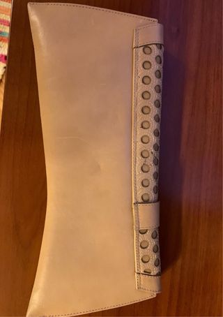 Bolso de mano beige con cadena. Nuevo.