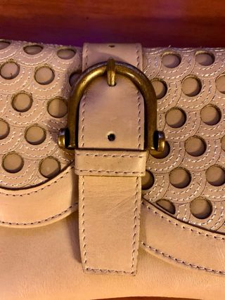 Bolso de mano beige con cadena. Nuevo.