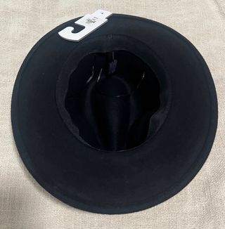 Sombrero lana negro c/ estribo dorado. Talla Unica