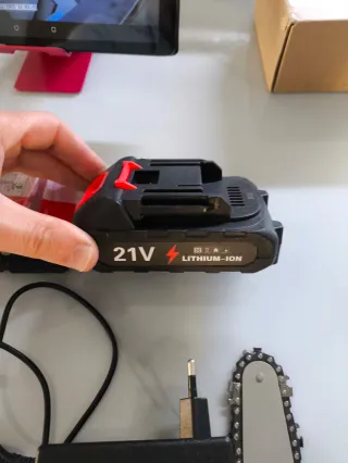 Taladro y podadora a batería 21V