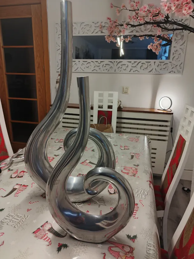 Figura decorativa metal plateado