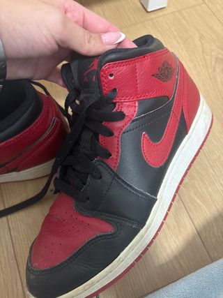 Zapatillas Jordan Air Negras y Rojas