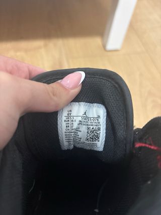 Zapatillas Jordan Air Negras y Rojas