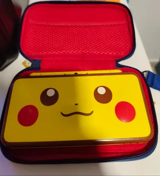 Nintendo 2DS XL Pikachu con accesorios