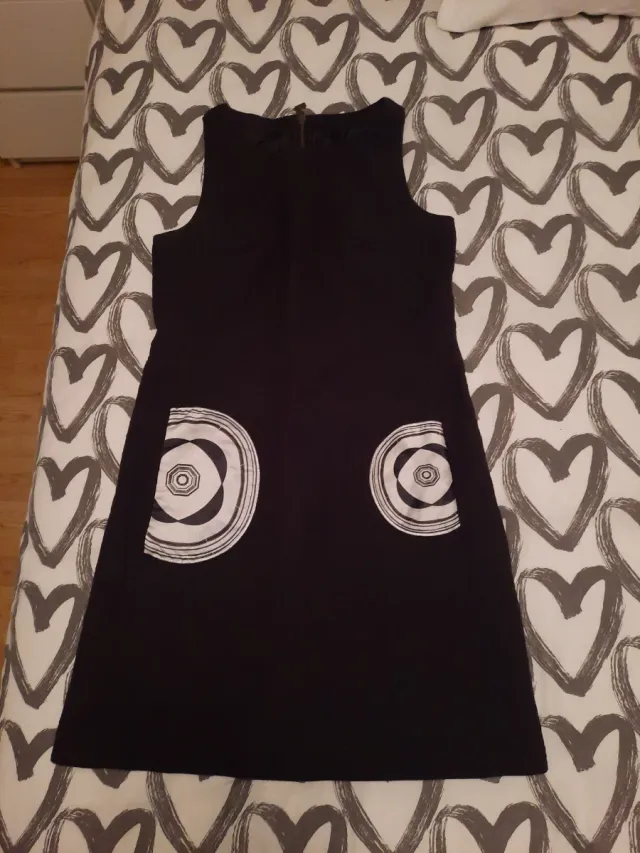 Vestido negro de Desigual con círculos blancos