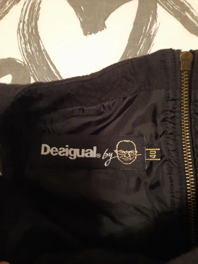 Vestido negro de Desigual con círculos blancos