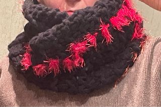 Bufanda negra con detalles rojos