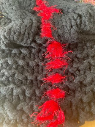 Bufanda negra con detalles rojos