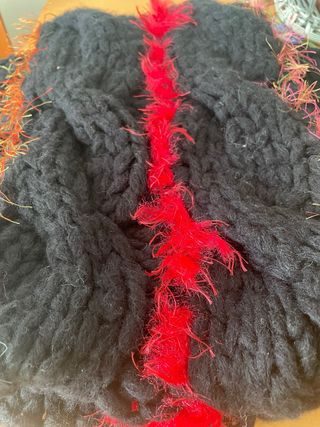 Bufanda negra con detalles rojos