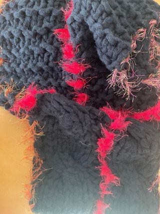 Bufanda negra con detalles rojos