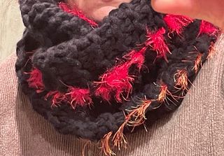 Bufanda negra con detalles rojos