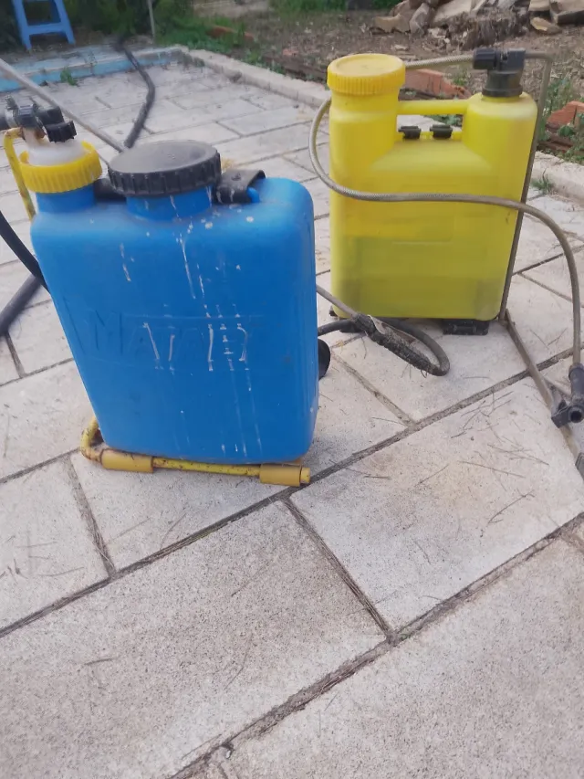 Due zaini per irrorazione, uno blu e uno giallo