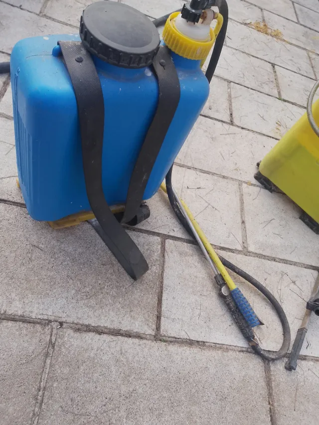 Due zaini per irrorazione, uno blu e uno giallo