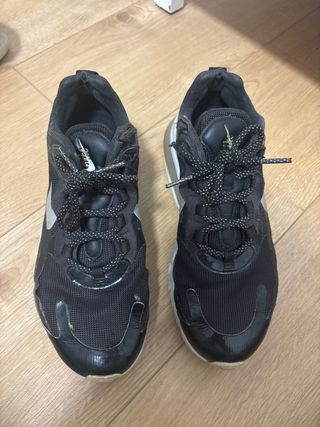 Zapatillas Nike Negras y Plateadas