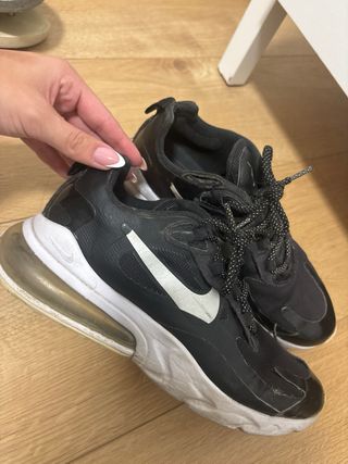 Zapatillas Nike Negras y Plateadas