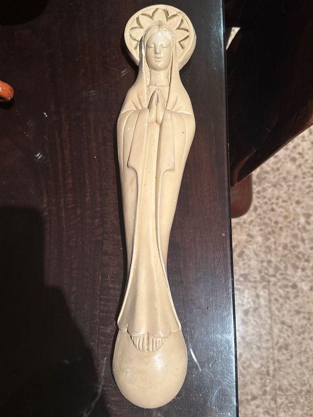 Virgen de yeso con halo