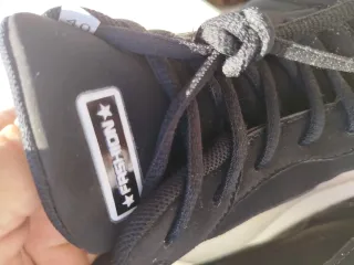 Tenis negros con suela blanca